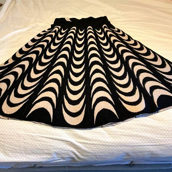 Kikit Dresses & Skirts - KIKIT Knit Midi circle skirt stretchy, softly-flared, optical pattern NWT Size L